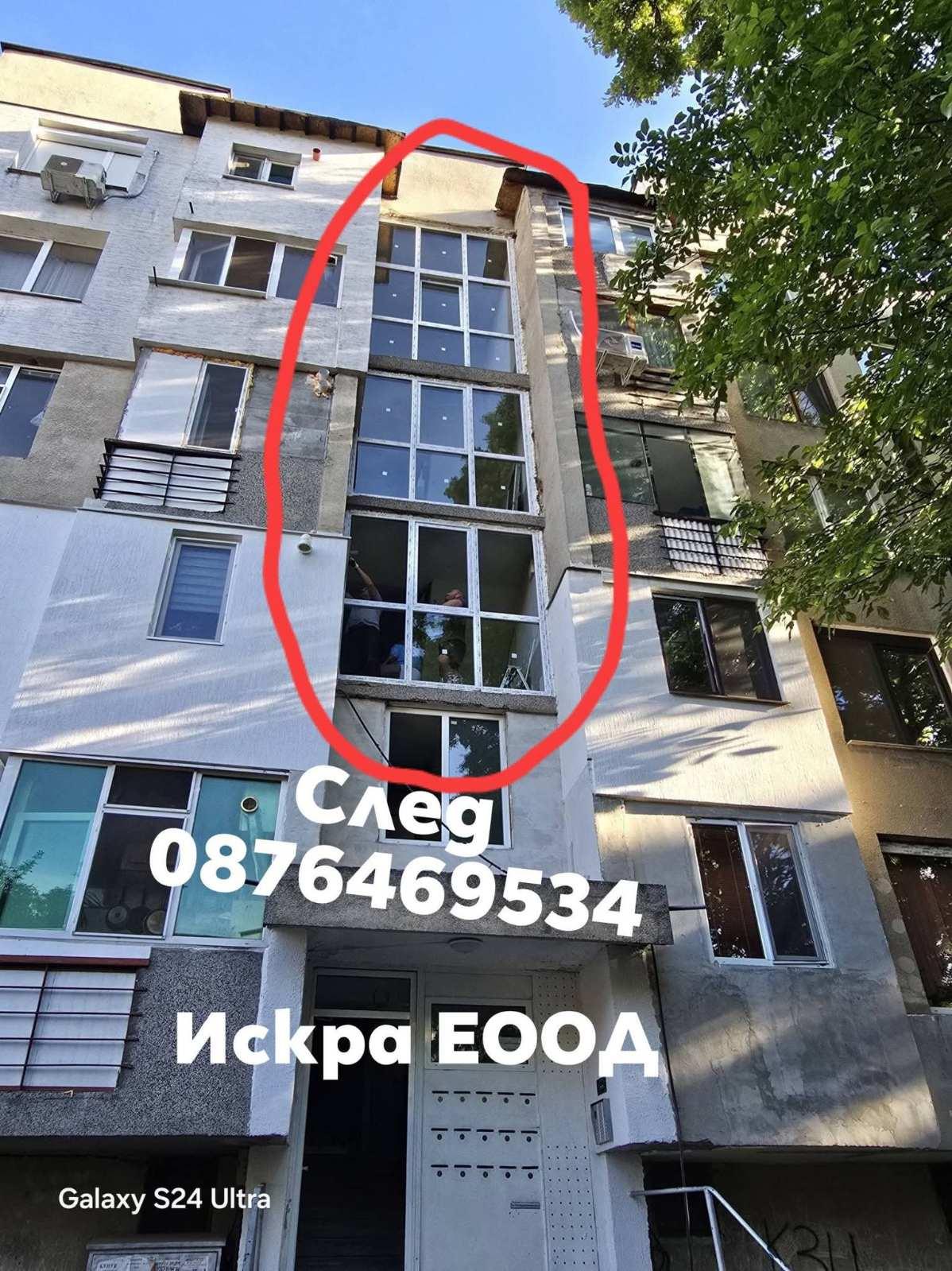 Стълбищната клетка с подменената дограма след завършване на работата