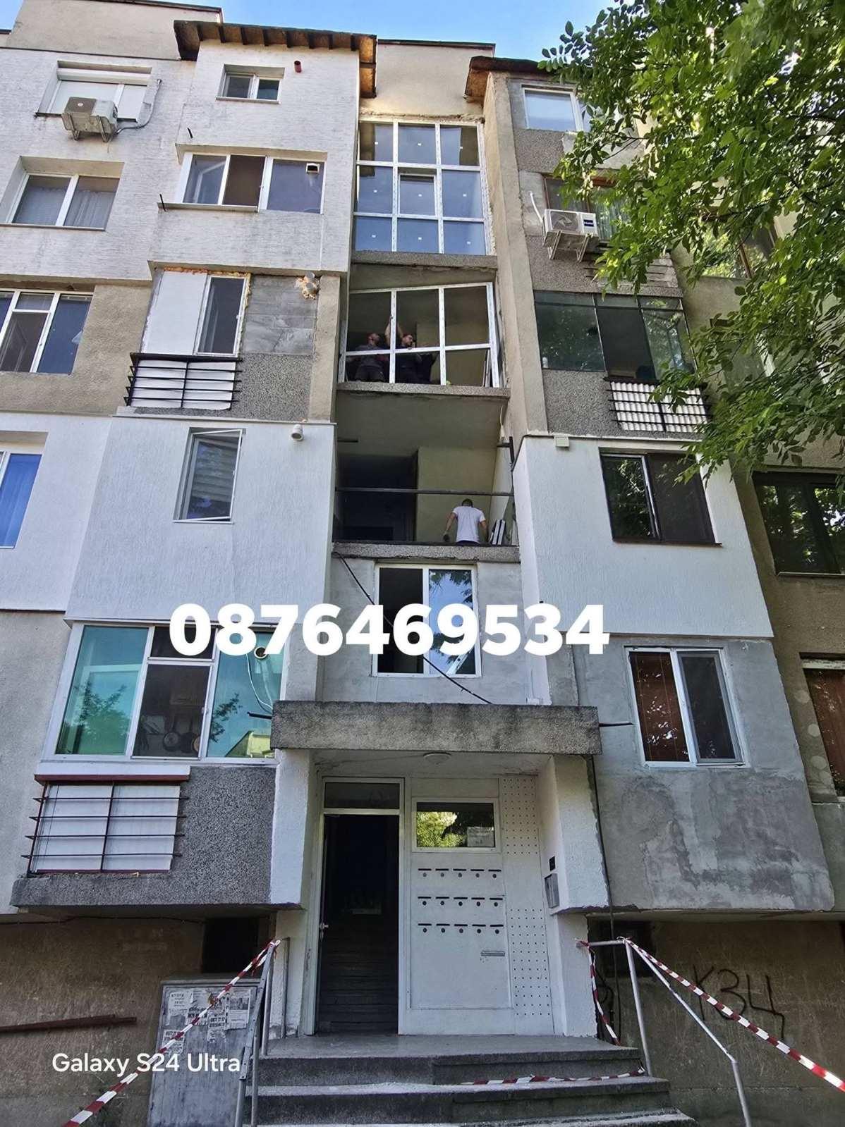 Изглед към блока с новата дограма на стълбищната клетка