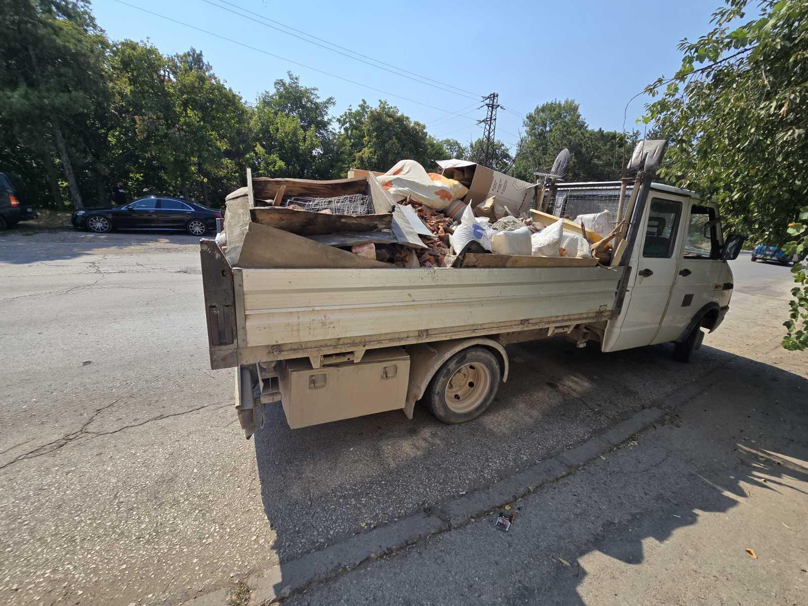 Товарен автомобил, натоварен с изнесени от обекта отпадъци