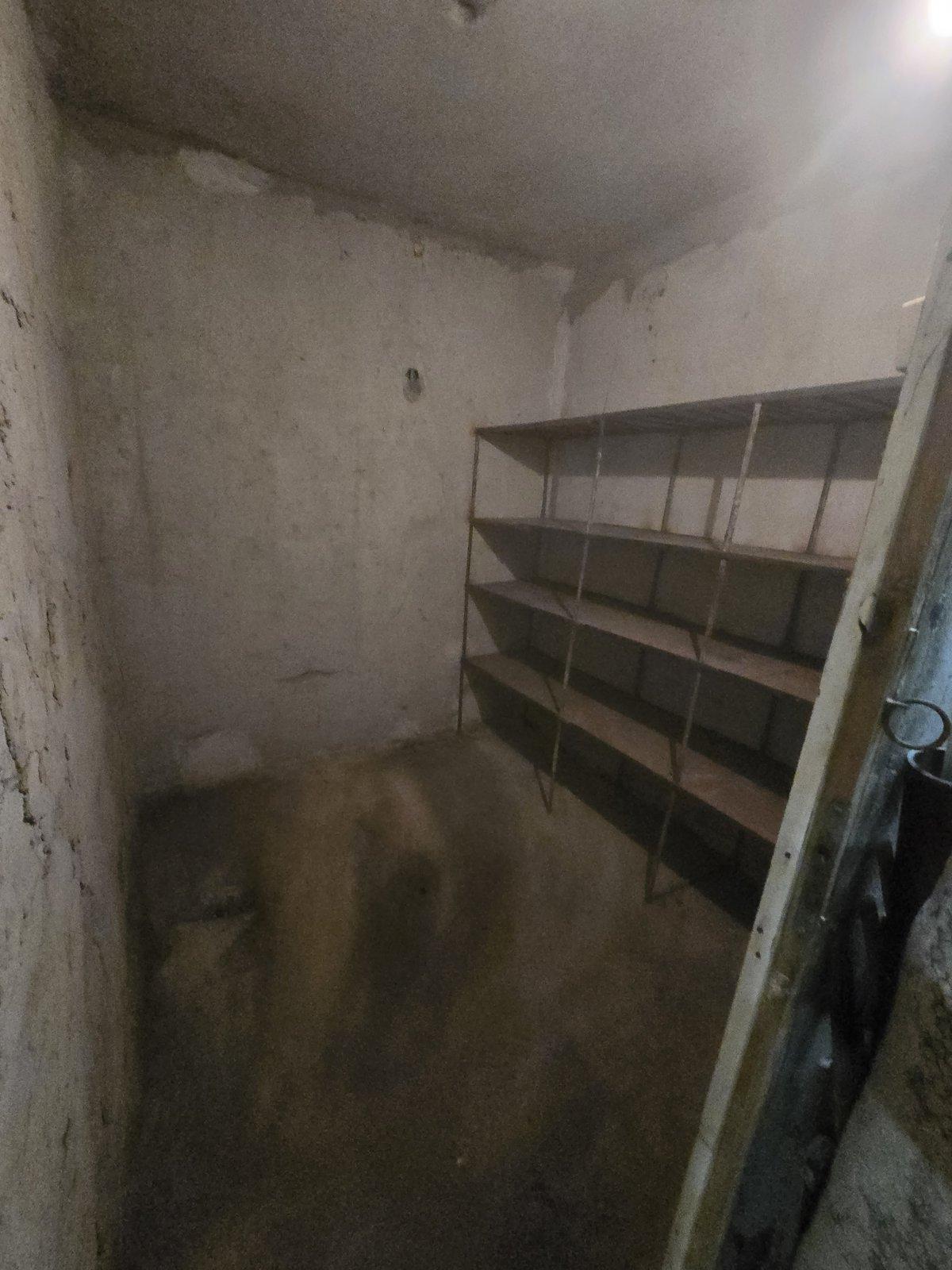 Изпразнено помещение с оголени стелажи след разчистването